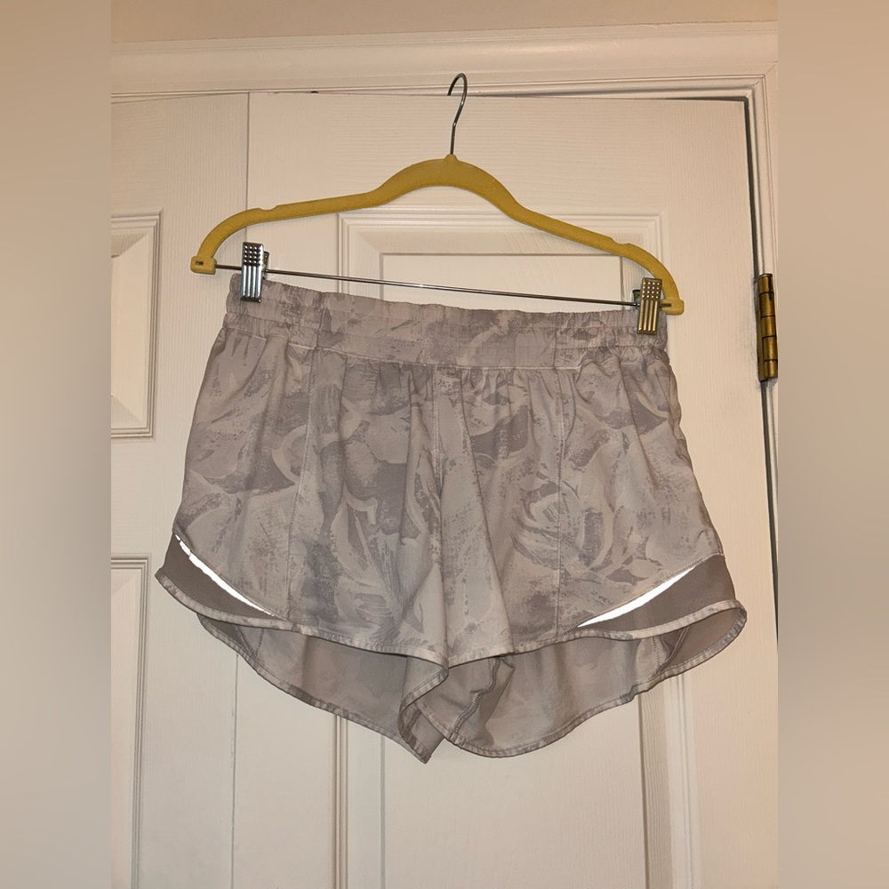 Lululemon Hotty Hot High Rise Lined Short 2.5 inch